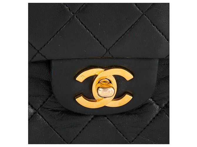 CHANEL - Vintage schwarze glatte Leder Classic/Timeless Chanel Schultertasche - Ansicht 5