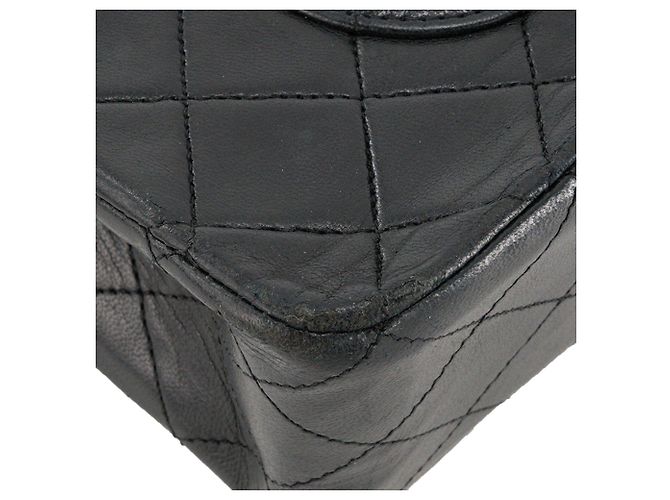 CHANEL - Vintage schwarze glatte Leder Classic/Timeless Chanel Schultertasche - Ansicht 7