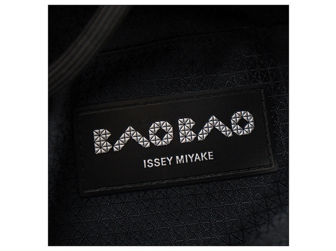 ISSEY MIYAKE - Borsa a tracolla BaoBao Issey Miyake in plastica bianca e tela nera Bianco - vista 5