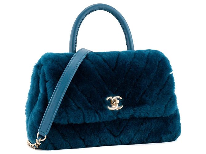 CHANEL - Bolsa de ombro Coco Handle Chanel em shearling chevron e couro azul - vista 2