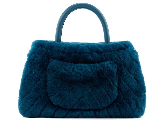 CHANEL - Bolsa de ombro Coco Handle Chanel em shearling chevron e couro azul - vista 3
