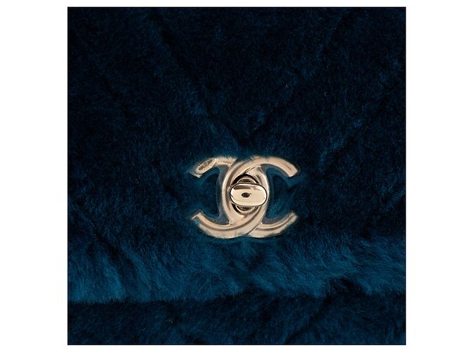 CHANEL - Bolsa de ombro Coco Handle Chanel em shearling chevron e couro azul - vista 5