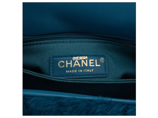 CHANEL - Bolsa de ombro Coco Handle Chanel em shearling chevron e couro azul - vista 6