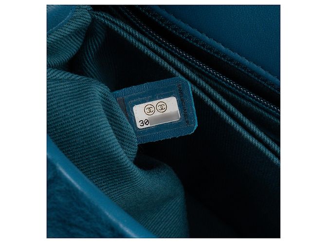 CHANEL - Bolsa de ombro Coco Handle Chanel em shearling chevron e couro azul - vista 8