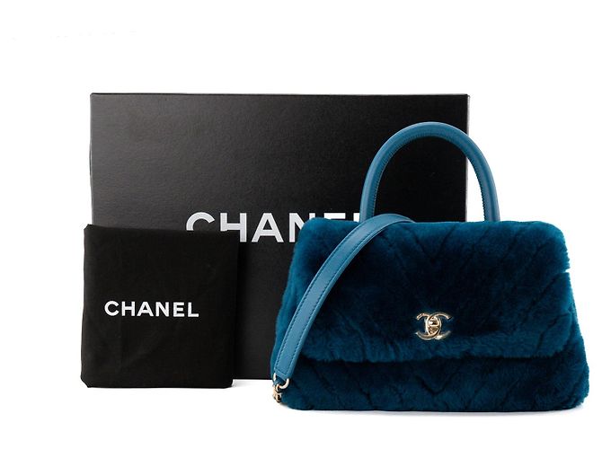 CHANEL - Bolsa de ombro Coco Handle Chanel em shearling chevron e couro azul - vista 9
