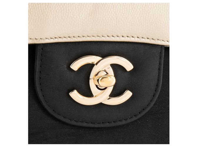 CHANEL - Bolsa de ombro Classic/Timeless Jumbo Chanel em couro caviar dourado e couro liso preto - vista 5