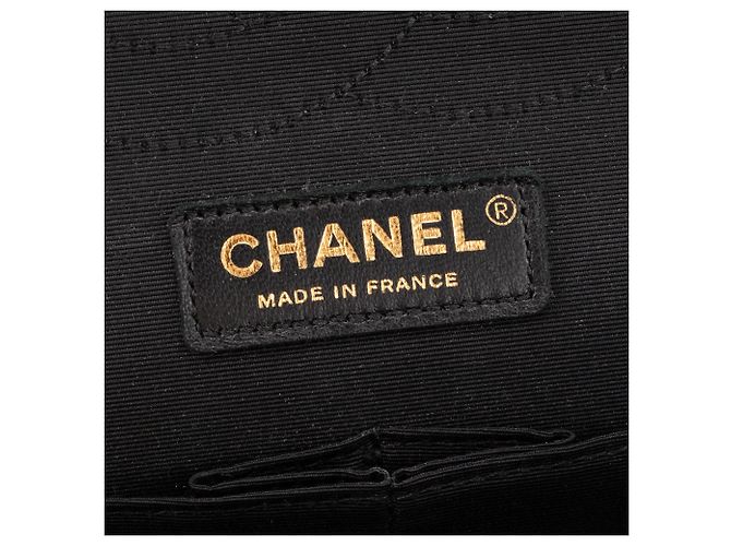 CHANEL - Bolsa de ombro Classic/Timeless Jumbo Chanel em couro caviar dourado e couro liso preto - vista 7