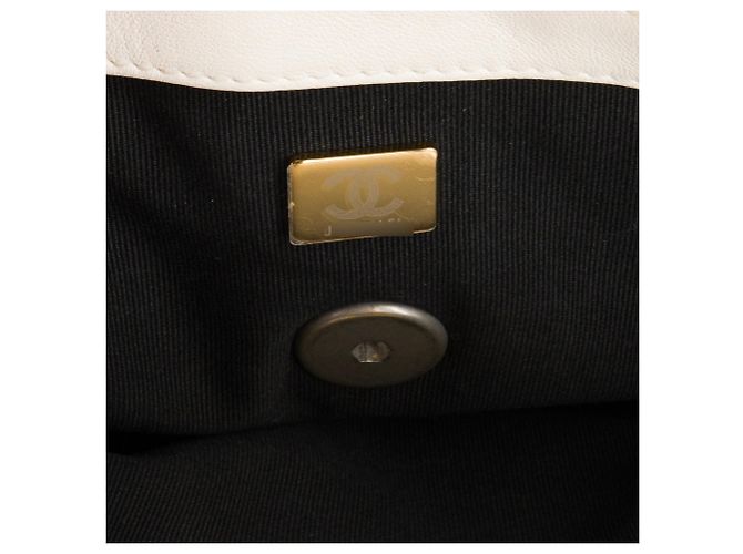 CHANEL - Borsa a tracolla Chanel 19 in pelle liscia bianca Bianco - vista 12