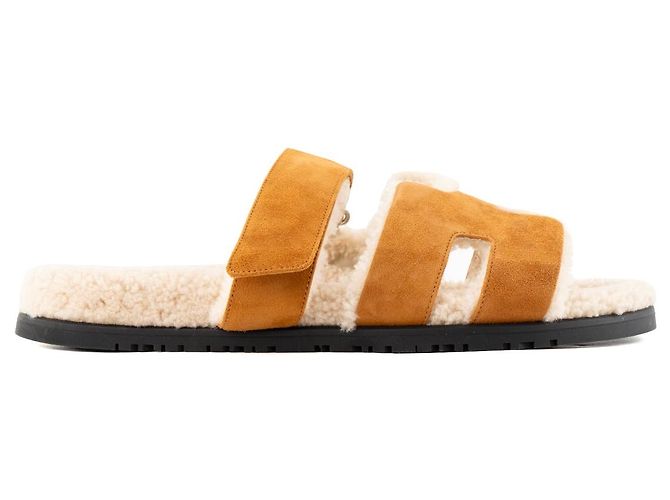 HERMÈS - Sandali Chypre Hermès in velluto di capra marrone e pelle di montone beige (T44) - vista 2
