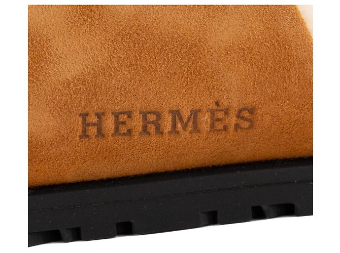 HERMÈS - Sandali Chypre Hermès in velluto di capra marrone e pelle di montone beige (T44) - vista 5