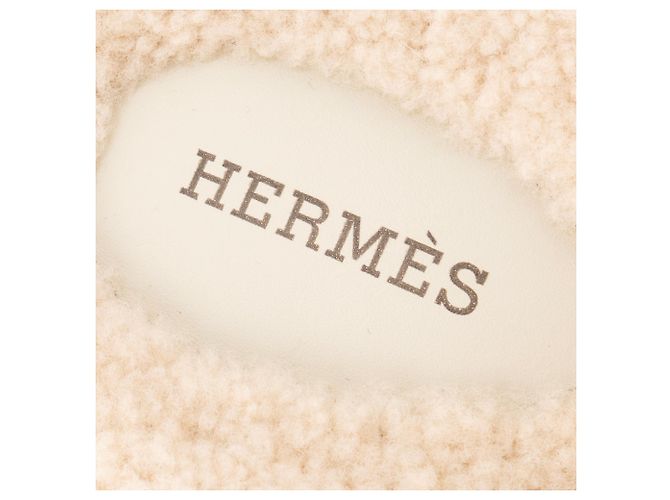HERMÈS - Sandali Chypre Hermès in velluto di capra marrone e pelle di montone beige (T44) - vista 6