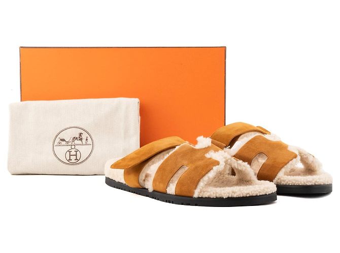 HERMÈS - Sandali Chypre Hermès in velluto di capra marrone e pelle di montone beige (T44) - vista 7