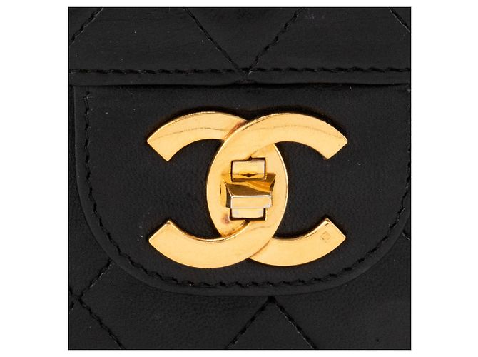 CHANEL - Vintage schwarze glatte Leder Classic/Timeless Chanel Schultertasche - Ansicht 5