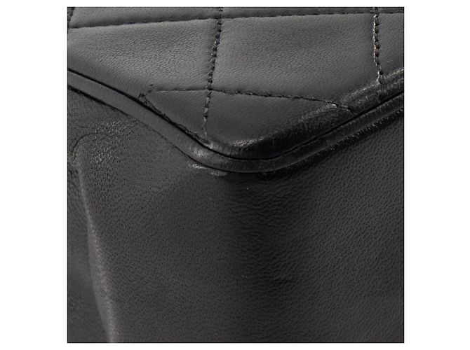 CHANEL - Vintage schwarze glatte Leder Classic/Timeless Chanel Schultertasche - Ansicht 6