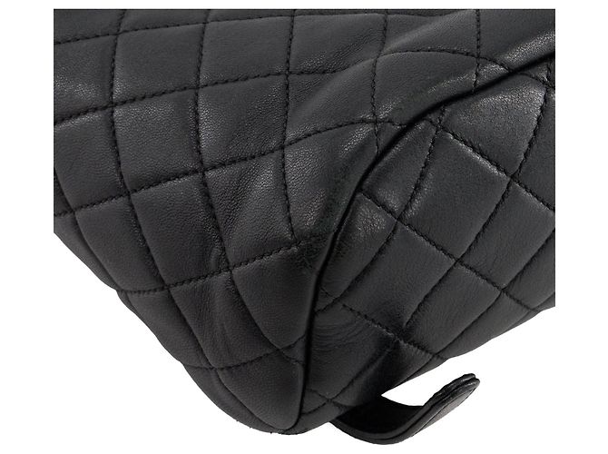 CHANEL - Classic/Timeless Chanel Rucksack aus schwarzem glattem Leder - Ansicht 6