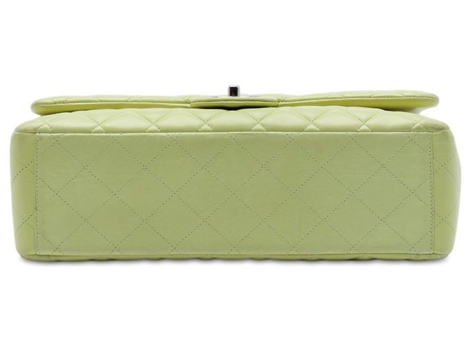 Borsa a tracolla Chanel Maxi Classic Double Flap in pelle di agnello verde - vista 3