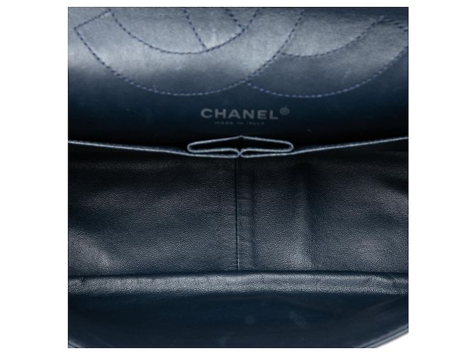 Borsa a tracolla Chanel Reissue 2.55 Double Flap 227 in vernice matelassé blu - vista 4