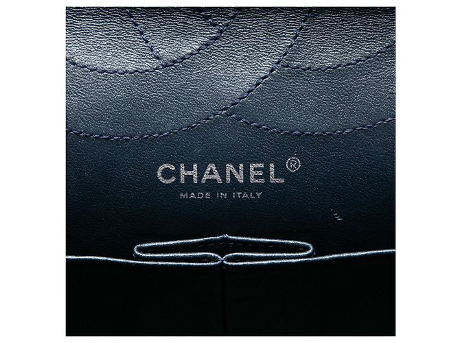 Borsa a tracolla Chanel Reissue 2.55 Double Flap 227 in vernice matelassé blu - vista 5