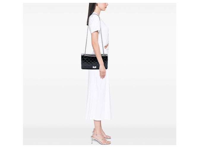 Borsa a tracolla Chanel Reissue 2.55 Double Flap 227 in vernice matelassé blu - vista 6