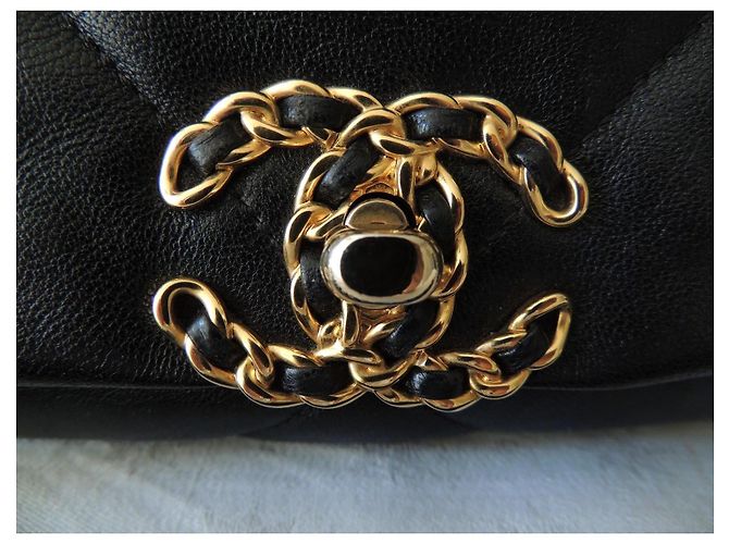 Borsa a tracolla Chanel 19 in pelle matelassé nera Nero - vista 2