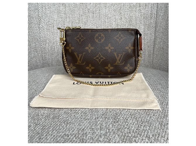 Louis Vuitton Mini Pochette Accessoires Monogram Marrom - vista 3