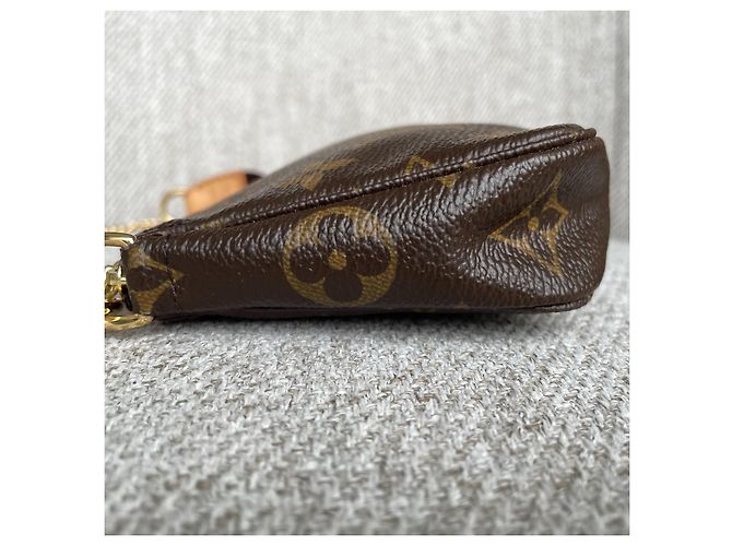 Louis Vuitton Mini Pochette Accessoires Monogram Marrom - vista 4