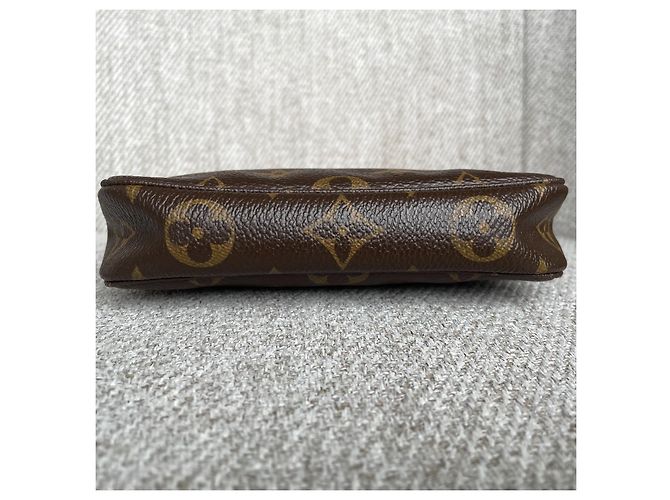 Louis Vuitton Mini Pochette Accessoires Monogram Marrom - vista 5