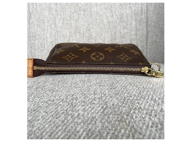 Louis Vuitton Mini Pochette Accessoires Monogram Marrom - vista 7