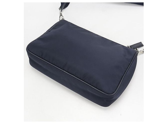 Borsa a tracolla Prada da uomo in Re-NYLON blu navy - vista 2