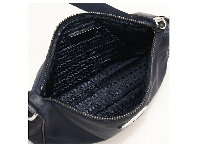 Borsa a tracolla Prada da uomo in Re-NYLON blu navy - vista 3