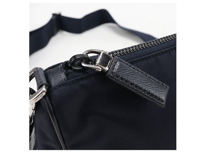 Borsa a tracolla Prada da uomo in Re-NYLON blu navy - vista 6
