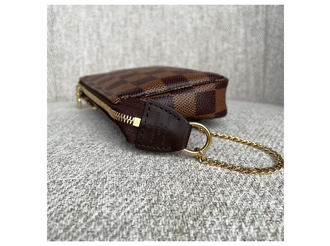 Louis Vuitton Mini Pochette Accessoires Damier Ebene Marrone - vista 10