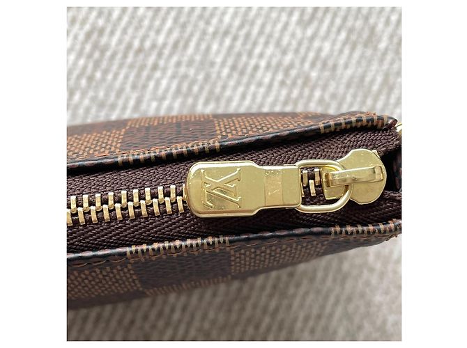 Louis Vuitton Mini Pochette Accessoires Damier Ebene Marrone - vista 11