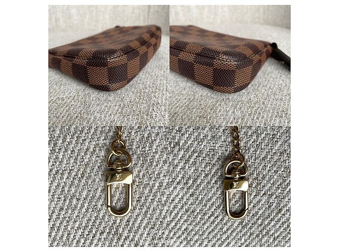 Louis Vuitton Mini Pochette Accessoires Damier Ebene Marrone - vista 13