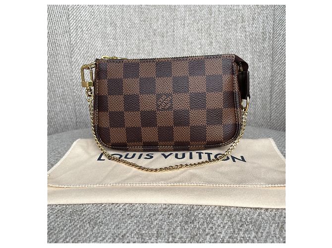 Louis Vuitton Mini Pochette Accessoires Damier Ebene Marrone - vista 3