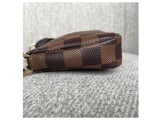 Louis Vuitton Mini Pochette Accessoires Damier Ebene Marrone - vista 5