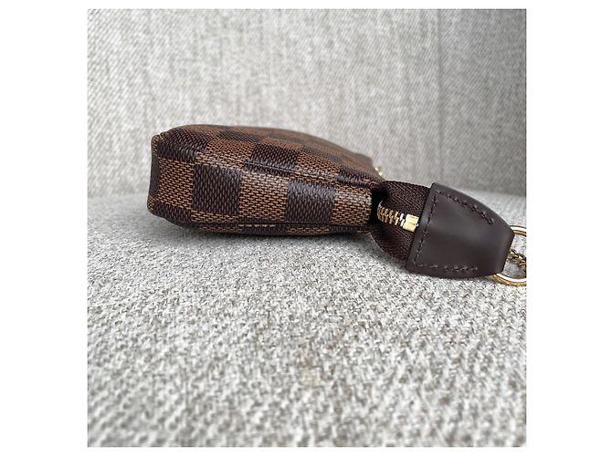 Louis Vuitton Mini Pochette Accessoires Damier Ebene Marrone - vista 7
