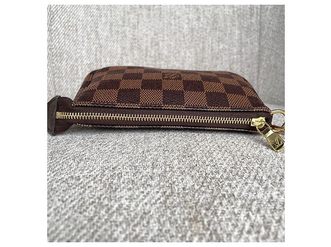 Louis Vuitton Mini Pochette Accessoires Damier Ebene Marrone - vista 8