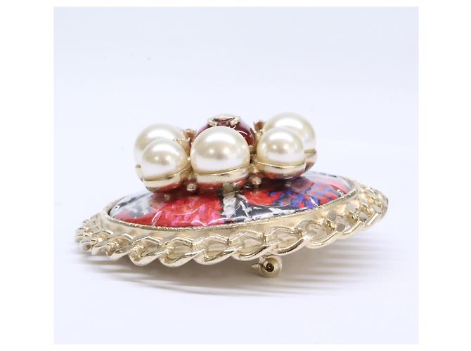 Broche redonda Chanel A15S em tweed e pérolas Gripoix com logo Coco Mark Dourado - vista 2