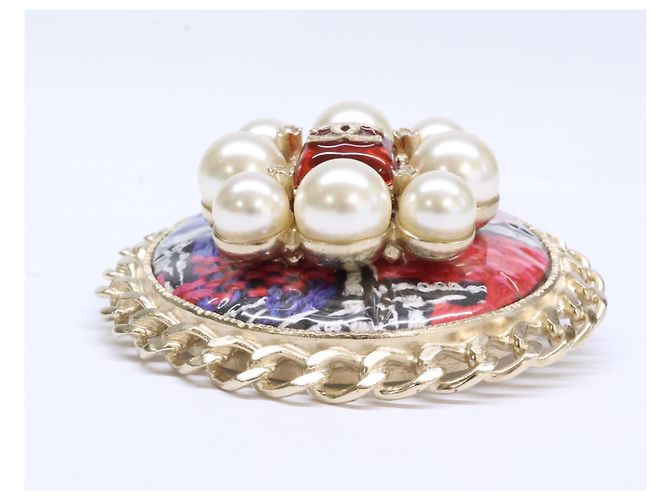 Broche redonda Chanel A15S em tweed e pérolas Gripoix com logo Coco Mark Dourado - vista 3