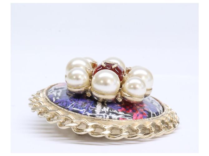 Broche redonda Chanel A15S em tweed e pérolas Gripoix com logo Coco Mark Dourado - vista 4