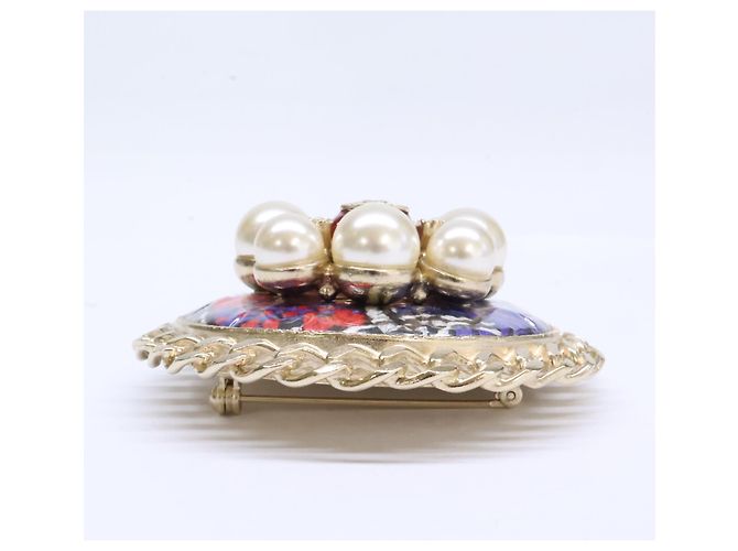Broche redonda Chanel A15S em tweed e pérolas Gripoix com logo Coco Mark Dourado - vista 5