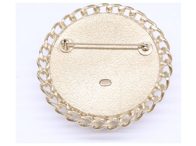 Broche redonda Chanel A15S em tweed e pérolas Gripoix com logo Coco Mark Dourado - vista 6