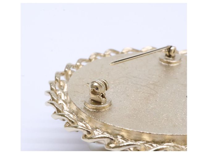 Broche redonda Chanel A15S em tweed e pérolas Gripoix com logo Coco Mark Dourado - vista 7
