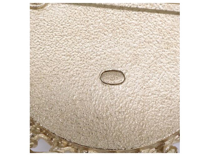 Broche redonda Chanel A15S em tweed e pérolas Gripoix com logo Coco Mark Dourado - vista 8