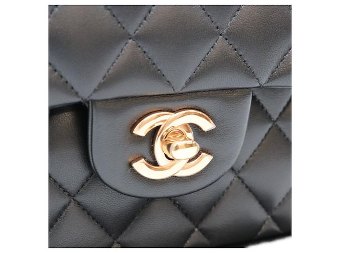 Borsa a tracolla Chanel A01113 in pelle d'agnello matelassé nera Nero - vista 6