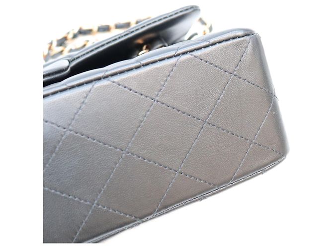 Borsa a tracolla Chanel A01113 in pelle d'agnello matelassé nera Nero - vista 8