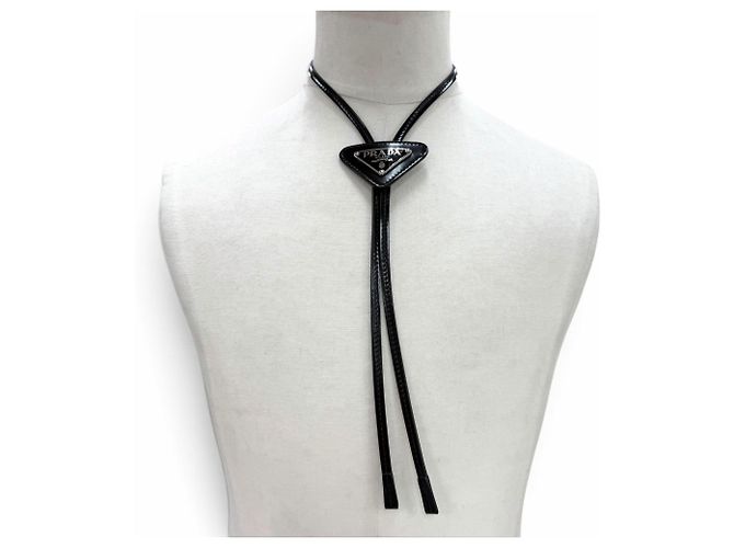 Prada Bolo-Tie-Loop-Halskette aus Lackleder mit Dreiecksplakette Schwarz - Ansicht 2