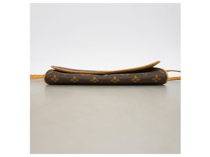 Bolso de hombro Louis Vuitton Monogram Pochette Twin GM Castaño - vista 3