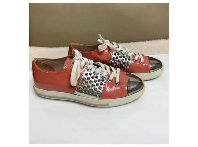 Miu Miu Special Edition Lackleder Sneaker Grapefruit mit Nieten Pink - Ansicht 2
